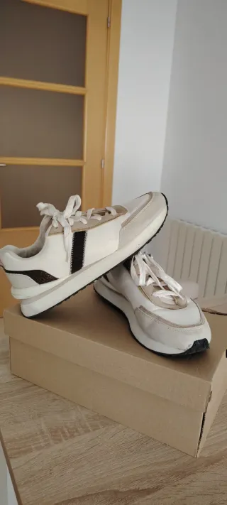 Zapatillas casual beige y blancas