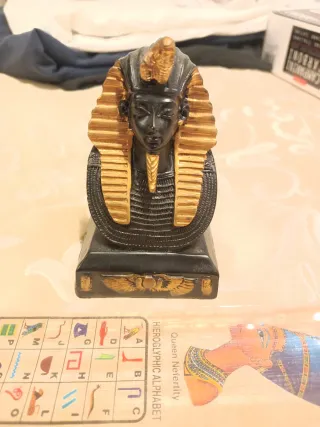 Statuetta egiziana faraone nero e oro