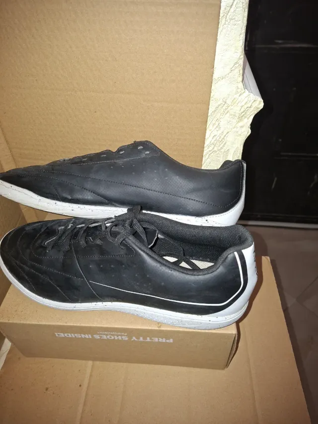 Zapatillas Futsal Kipsta Negras y Blancas