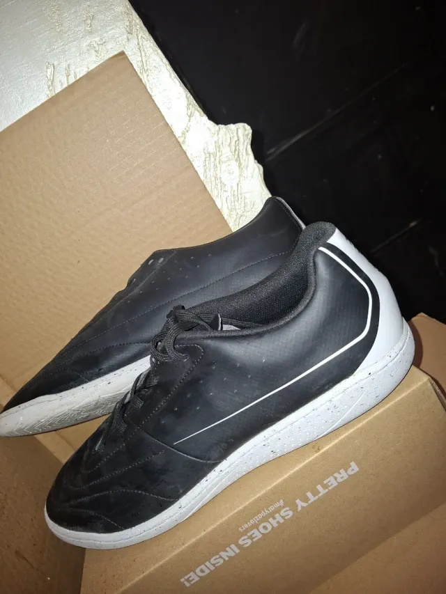 Zapatillas Futsal Kipsta Negras y Blancas