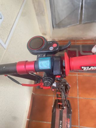 Patín Eléctrico Kukirin M4 Rojo y negro