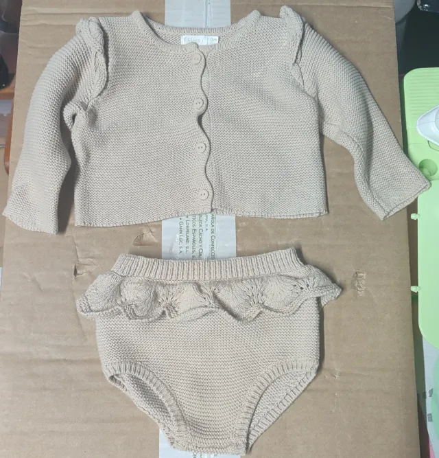 Conjunto bebé punto cárdigan y braguita.