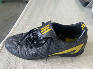 Botas de fútbol Adidas negras y amarillas