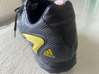 Botas de fútbol Adidas negras y amarillas