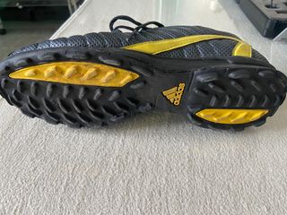 Botas de fútbol Adidas negras y amarillas