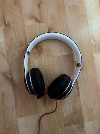 Auriculares Beats Negros y Blancos