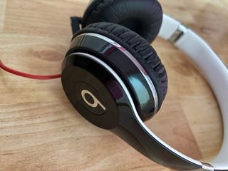 Auriculares Beats Negros y Blancos