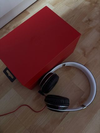 Auriculares Beats Negros y Blancos