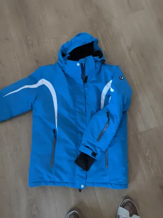 Anorak esquí/snow azul con franja blanca.