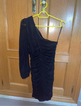 Vestido negro asimétrico ideal Nochevieja