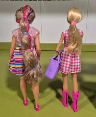 2 Barbies y puesto de mercado