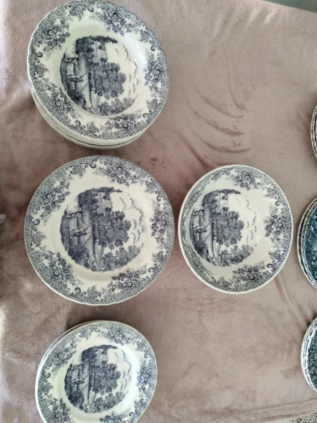 Vajilla de diseño azul y blanco