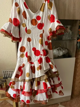 Traje corto de flamenca con lunares