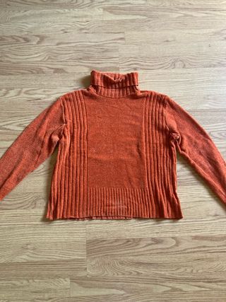 Jersey naranja con cuello alto