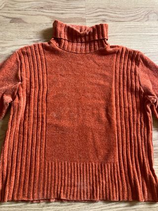 Jersey naranja con cuello alto