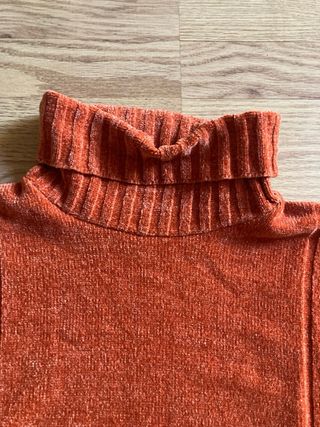 Jersey naranja con cuello alto