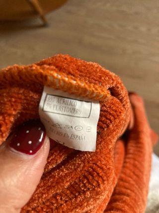 Jersey naranja con cuello alto