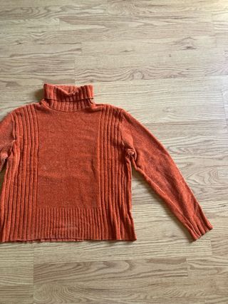 Jersey naranja con cuello alto