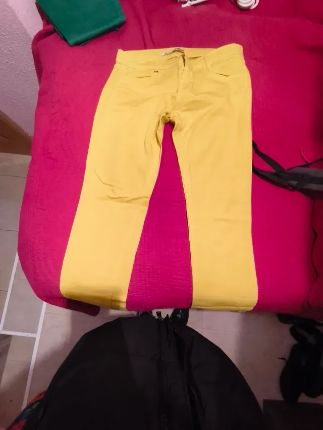 Pantalón Stradivarius amarillo talla 44