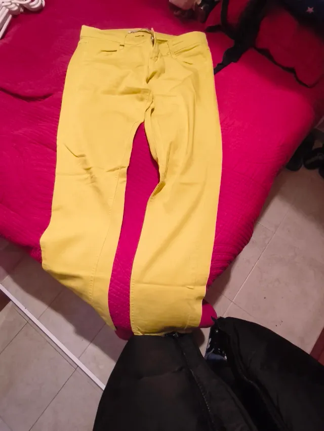 Pantalón Stradivarius amarillo talla 44
