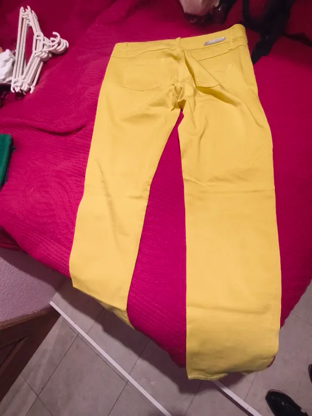 Pantalón Stradivarius amarillo talla 44