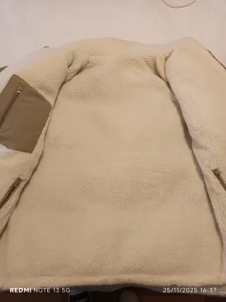 Cazadora Under Armour Beige