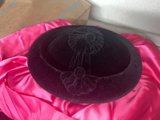 Dos sombreros calañes negros.