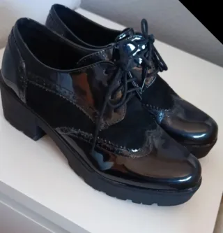 Zapatos negros con cordones