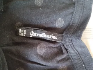 Camiseta lunares negra con detalle rojo