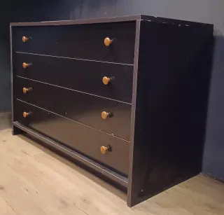 Cajonera marrón oscuro de madera