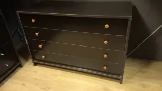 Cajonera marrón oscuro de madera