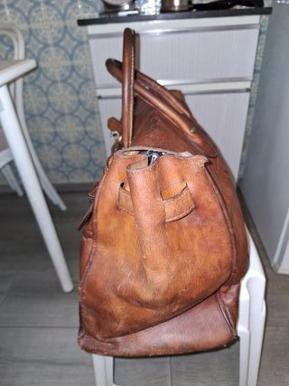 Bolso de cuero argentino.