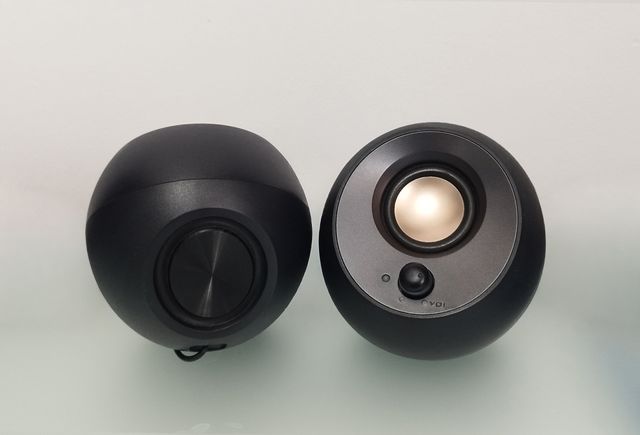 Altavoces Creative Negros y Dorados