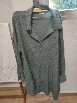 Vestido verde con topos negros