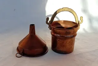 Oggetti vintage in rame secchiello e imbuto