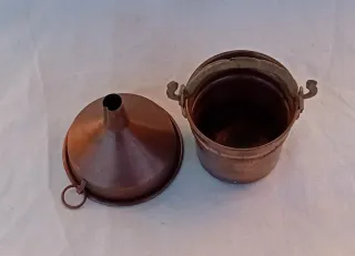 Oggetti vintage in rame secchiello e imbuto