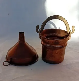 Oggetti vintage in rame secchiello e imbuto