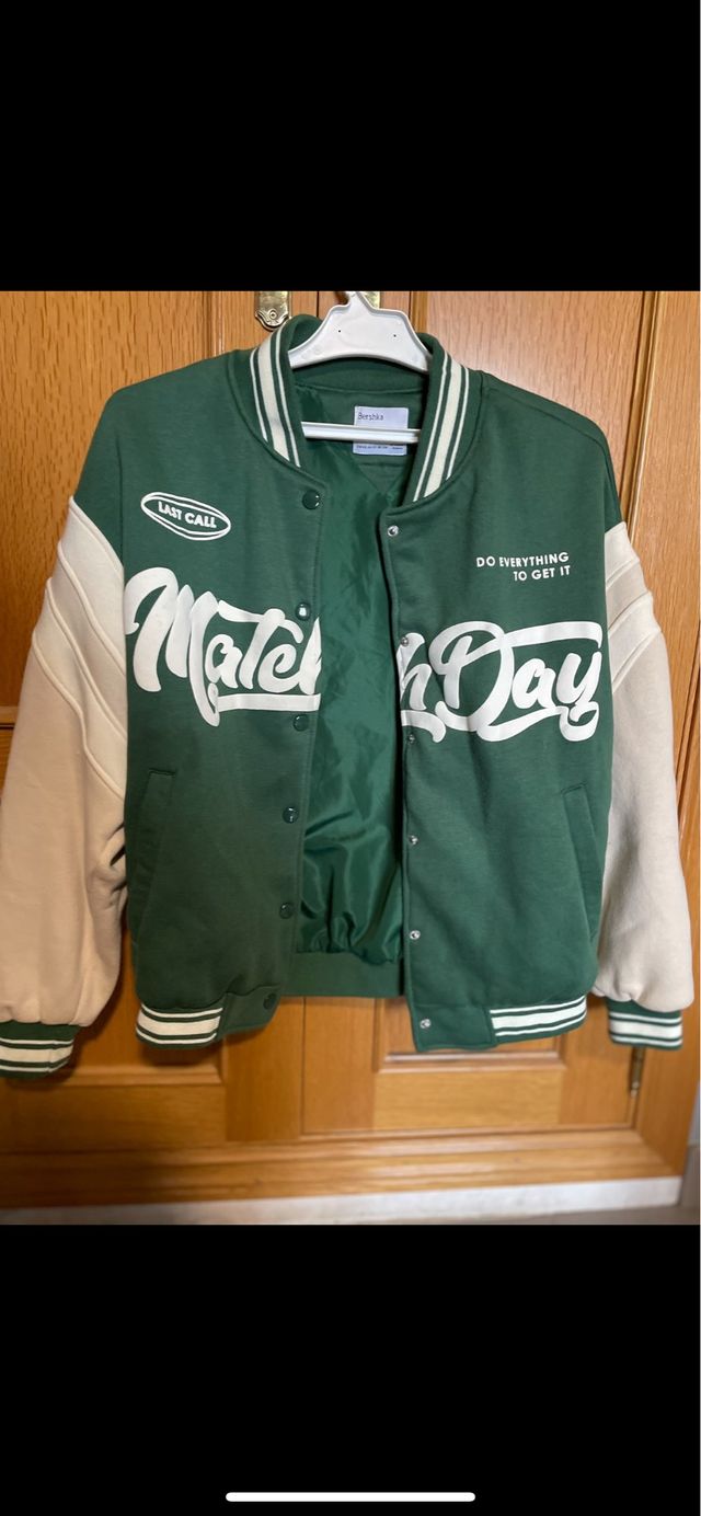 Chaqueta Bershka verde y beige