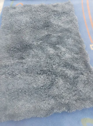 Tappeto grigio pelo lungo