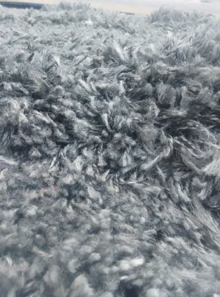 Tappeto grigio pelo lungo