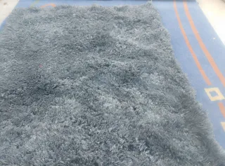 Tappeto grigio pelo lungo