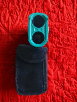 Telémetro Golf con Funda, mide desnivel y vibra.