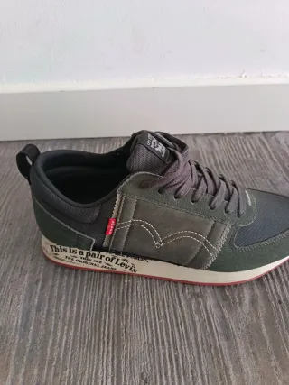 Zapatillas Levi's grises y verdes