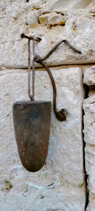 Peso antico in metallo