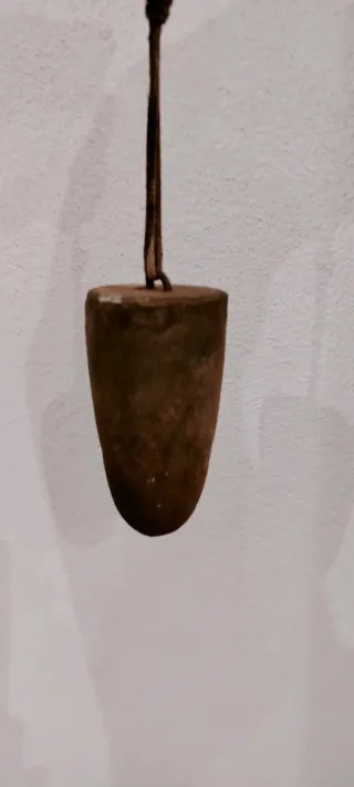 Peso antico in metallo