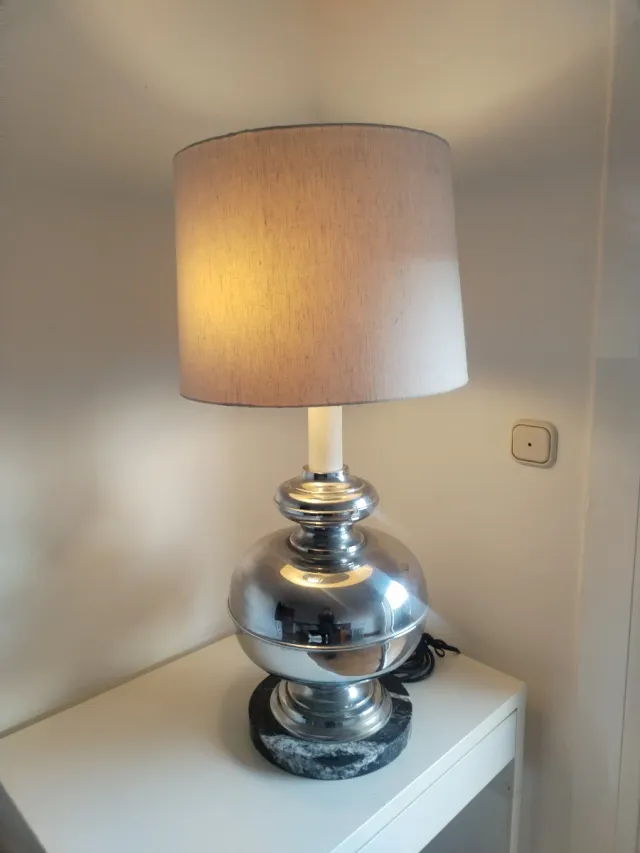 Lampada da tavolo in alluminio e marmo