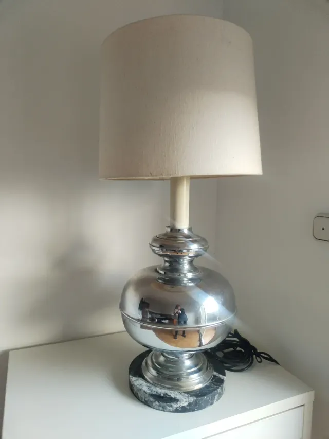 Lampada da tavolo in alluminio e marmo