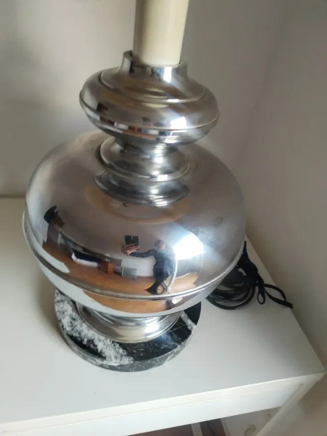 Lampada da tavolo in alluminio e marmo