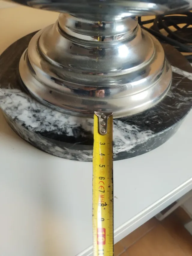 Lampada da tavolo in alluminio e marmo