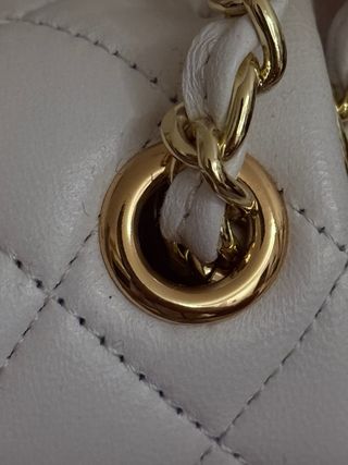 Borsa Chanel in pelle bianca con catena dorata